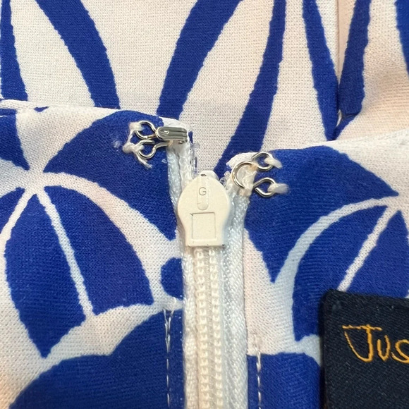 Just . . .Taylor Royal Blue and White Geometric Print Sleeveless Dress. Size 8. - Picture 12 of 13